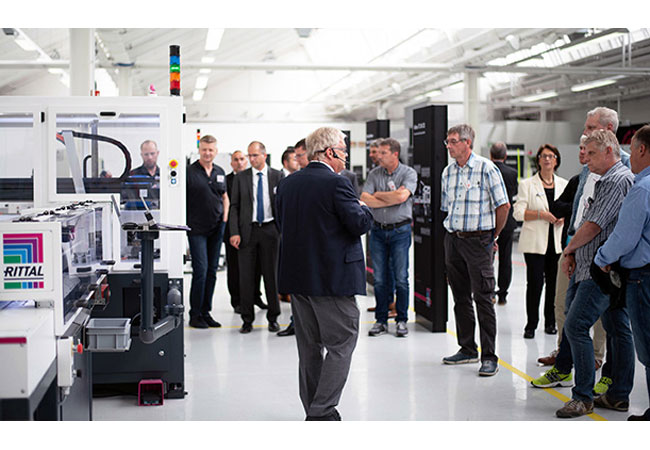 Pressebild: Die Teilnehmer informierten sich im Rittal Innovation Center über die neueste Automatisierungslösungen von Rittal und Eplan für den Steuerungs- und Schaltanlagenbau.