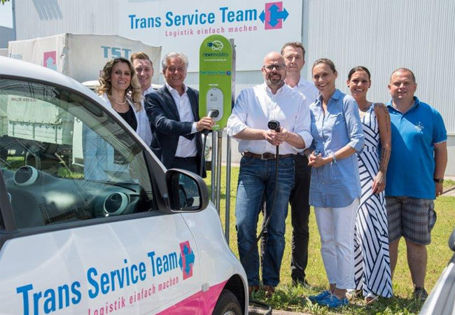 Pressebild: Das TST-Team um Einkaufsleiter Klaus Müller (vorne) startet mit Holger Böhm vom Autohaus Fa