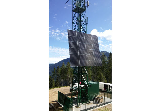 Pressebild: Calzavara Radiobasis mit Solarmodulen. Eine EFOY Pro 12000 Brennstoffzelle sichert die Notstromversorgung / Copyright SFC Energy AG