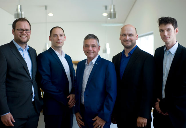Pressebild: Das EXIST Team mit seinem fachlichen Mentor Prof. Bodo Fiedler. V.l.n.r.: Daniel von Bernstorff, Andreas von Bernstorff, Prof. Dr.-Ing. habil. Bodo Fiedler, Danny Hinz, René Steinrücken. Foto: EXIST