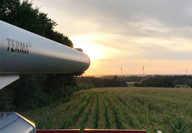 Pressebild: Ein radargesteuertes System in einem deutschen Windpark schaltet das Leuchtfeuer an den Windturbinen automatisch ein und aus, wenn sich Flugzeuge in der Nähe befinden. (Photo: Terma A/S)