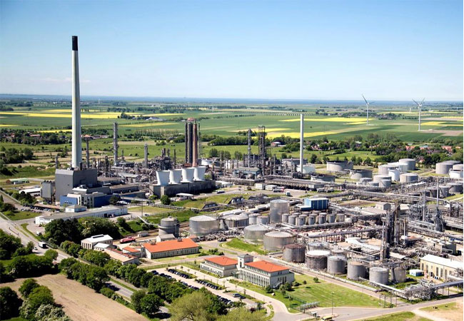 PB: Im Rahmen des Projekts "KEROSyN100" wird die Herstellung strombasierter Kraftstoffe am Standort Raffinerie Heide untersucht. / © Raffinerie Heide