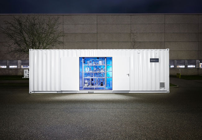 PB: Ineratec baut chemische Reaktoren, die so kompakt sind, dass die gesamte Anlage fertig montiert in einen Schiffscontainer passt. (Foto: INERATEC/Hauser)