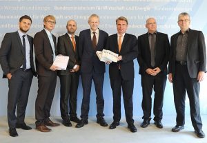 PB: Der Parlamentarische Staatssekretär Thomas Bareiß (3.v.r.) nimmt den Ergebnisbericht „Technologien für die Energiewende“ von Wissenschaftlern des Wuppertal Instituts und der Technischen Universität München entgegen © BMWi/Susanne Eriksson
