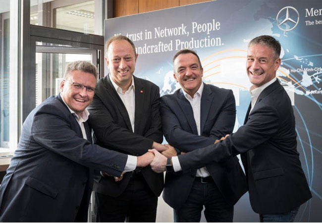 BildunterschriftFortschreibung der Zukunftsbilder in Sindelfingen und Untertürkheim (v.l.n.r.): Frank Deiß, Leiter Produktion Powertrain Mercedes-Benz Cars und Standortverantwortlicher Mercedes-Benz Werk Untertürkheim, Wolfgang Nieke, Betriebsratsvorsitzender des Mercedes-Benz Werks Untertürkheim, Ergun Lümali, Betriebsratsvorsitzender des Mercedes-Benz Standorts Sindelfingen, Michael Bauer, Leiter der Produktion Mercedes-Benz Werk Sindelfingen und Standortverantwortung. Im Mercedes-Benz Werk Sindelfingen entsteht eine neue Batteriefabrik. Das Powertrain-Werk Untertürkheim erhält im Werkteil Hedelfingen eine Batteriefabrik, damit vervierfacht sich die ursprünglich geplante Kapazität am Standort.