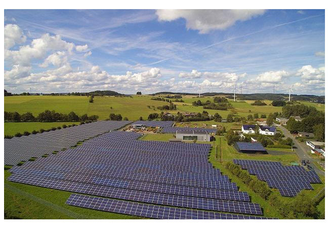 Pressebild: Referenzobjekt des Crowdinvestments 7x7 Energiezins I.: der Solarpark in Eschenburg-Hirzenhain.