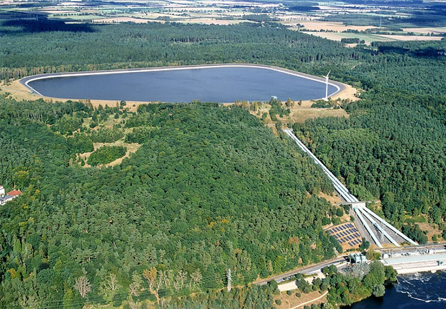 PB: Bestehende Photovoltaik-Anlage am Pumpspeicher Geesthacht (links von der Triebwasserleitung), weitere Module mit einer Leistung von 2 MW sollen am Oberbecken errichtet werden