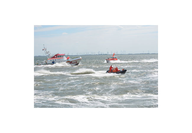 PB: Rettungsübung vor Langeoog mit dem Seenotrettungskreuzer EUGEN/Station Norderney, seinem Arbeitsboot HUBERTUS und dem Seenotrettungsboot SECRETARIUS/Station Langeoog. Foto: Die Seenotretter – DGzRS/Maren Christoffer