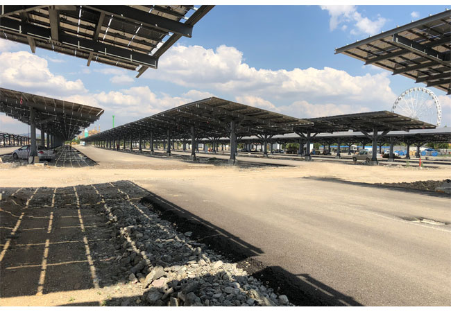 PB: Der Solarcarport des Ankaparks: Schattige Parkplätze unter einem Solarkraftwerk mit über 10 Megawatt Leistung.
