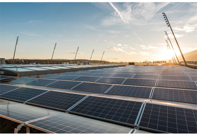 Foto: Tissot-Arena in Biel, grösste Anlage auf einem Fussballstadion. © Schweizer Solarpreis