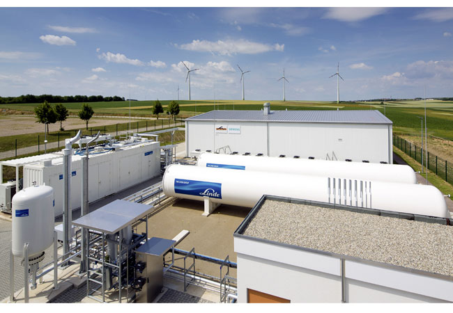 Pressebild: Im Energiepark Mainz kommen erstmals PEM-Elektrolyseure im Megawattbereich zum Einsatz. Dieses Verfahren kann sich gut an Stromschwankungen anpassen. (© Siemens, Erich Malter)