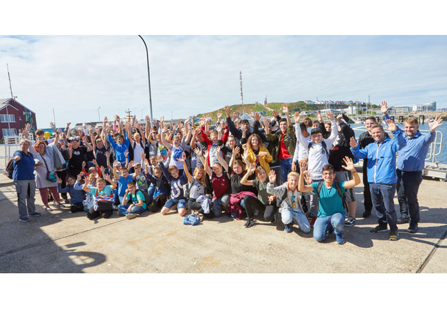 PB: 120 Schüler besichtigten Windpark im Meer