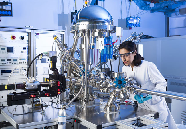 PB: Doktorandin Niyousha Karimi Paridari untersucht die elektrochemischen Eigenschaften unterschiedlicher Materialien, um sie für neue Energiespeichertechnologien nutzbar zu machen. (Foto: Laila Tkotz, KIT)
