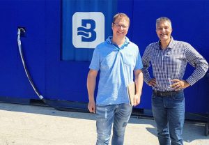 PB: Jörn Ahlers (links) und David Din (rechts) vor einer Demonstrationsanlage der BlueBox in der Schweiz