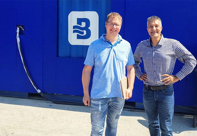 PB: Jörn Ahlers (links) und David Din (rechts) vor einer Demonstrationsanlage der BlueBox in der Schweiz
