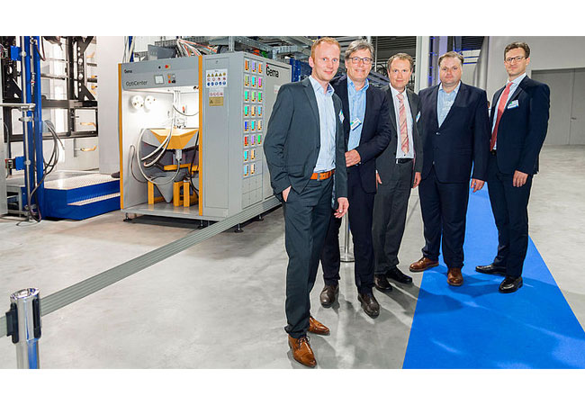 Pressebild: 30 Prozent weniger CO2: KRONE setzt bei der Fahrzeugherstellung auf energiesparende Abwärmetechnik. V. l. n. r.: Mathias Schrigten (KRONE), Jörg Brechtezende (TIGEV Ingenieurgesellschaft), Armin Kühn (dena), Volker Perk (KRONE) und Benedikt von Düring (IKB Deutsche Industriebank) bei der Eröffnung der neuen Anlage im emsländischen Werlte. Foto: Fahrzeugwerk Bernard KRONE