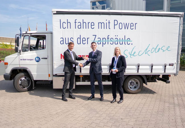 PB: vl.: Markus Schell, persönlich haftender geschäftsführender Gesellschafter von BPW, Mathias Magnor, Chief Operating Officer Road & Rail von Hellmann Worldwide Logistics, Prof. Dr. Sabine Bruns-Vietor, Hochschule Osnabrück