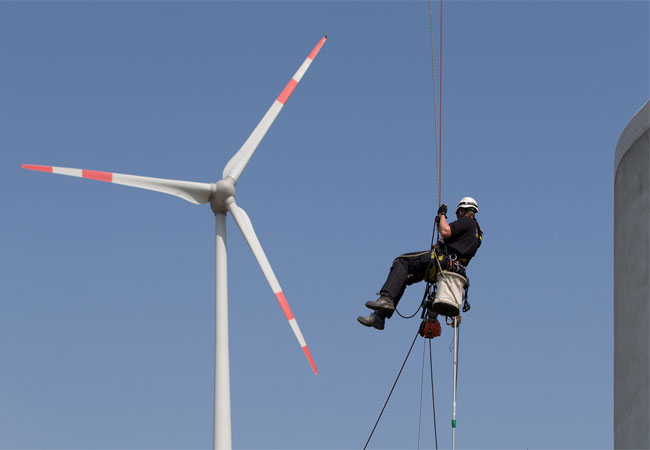 BU: Regelmäßige Inspektionen der Rotorblätter stellen sicher, dass evtl. vorhandene Schäden an der Anlage frühzeitig erkannt und behoben werden / © Enertrag WindStrom GmbH