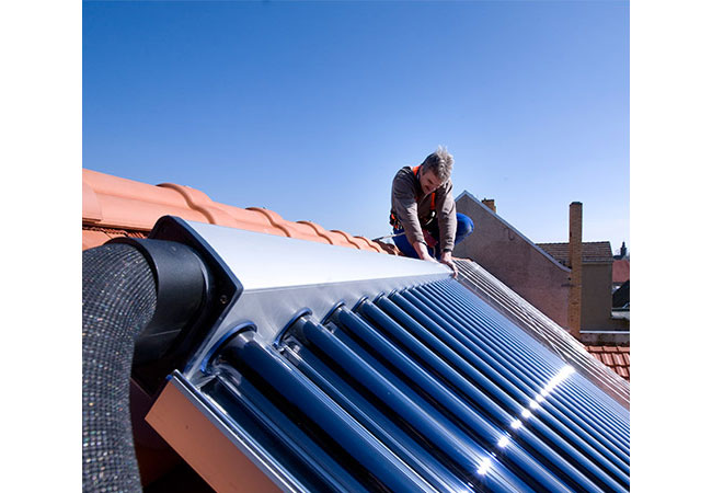 Pressebild: Thermosolaranlagenistallation
