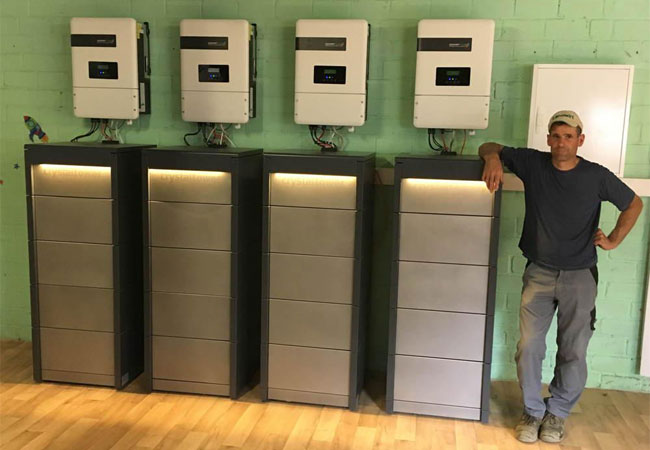 PB: Vier 21,6 kWh CrystalTower Stromspeicher der Powertrust GmbH mit einer Gesamtkapazität von 86,4 Kilo