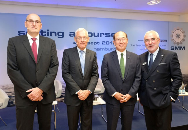 PB: Frank Starke (CEO Caterpillar Motoren), Esben Poulsson (Chairman ICS), Kitack Lim (Generalsekretär IMO), Bernd Aufderheide (Geschäftsführer Hamburg Messe und Congress) Pressekonferenz zur Eröffnung der Messe SMM Hamburg am 4.9.2018 im Raum Shanghai.