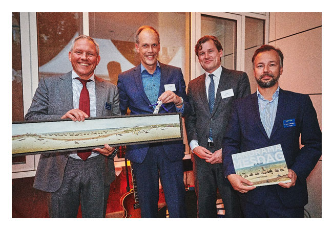 Pressebild: During the office opening ceremony (from left to right: Maarten Verjaal (SeaRenergy B.V.), Hans Timmers (NWEA), Laurens Kok (The Hague Business Agency), Dr. Benjamin Vordemfelde (SeaRenergy Germany)