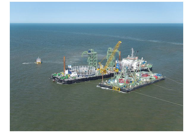 Das Foto zeigt zwei Kabelverlegeschiffe beim Umspulen mehrerer Kilometer Seekabel von einem auf das andere Schiff. Anschließend wurde mit der Seekabelverlegung von NordLink im deutschen Nordseebereich begonnen. Foto: TenneT