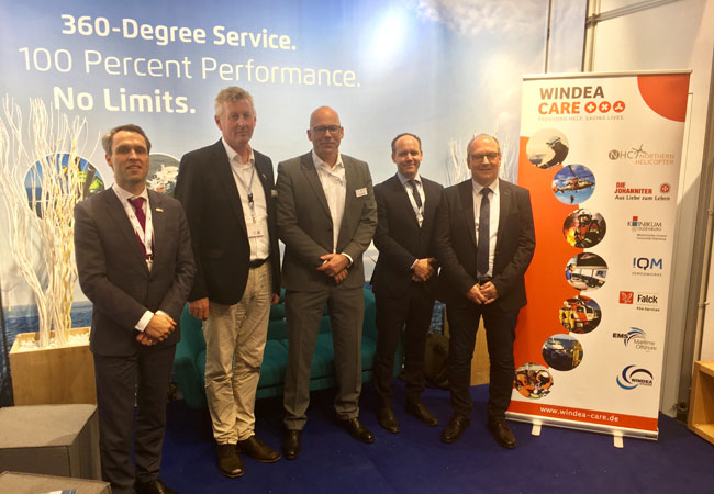 Pressebild (von links nach rechts): Daniel Mülln (Falck Fire Services), Knut Gerdes (EMS Maritime Offshore), Frank Zabell (Northern HeliCopter), Casper Spreter (WINDEA Offshore), Wilfried Barysch (Johanniter-Unfall-Hilfe)
