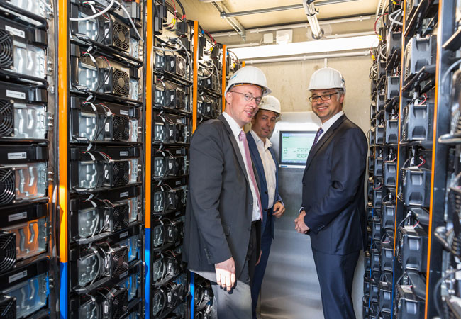 Bildtext: Energieminister Christian Pegel, WEMAG-Projektleiter Jost Broichmann und WEMAG-Vorstand Thomas Murche (v.l.) nehmen die Batteriespeicherstation WBS 500 gemeinsam in Betrieb. Foto: WEMAG/Stephan Rudolph-Kramer
