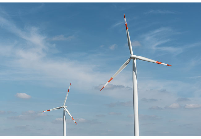 Pressebild: [Motiv Windkraftanlagen] 3 statt 1: Mit der innovativen neuen Reparaturbeschichtung Teknoblade Repair 9000 des finnischen Lackherstellers Teknos lassen sich Rotorblattkanten mit nur einem einzigen Schichtauftrag effizient reparieren und wirksam vor neuen Schäden schützen (Bild: Teknos / (c) Jochen Krings)