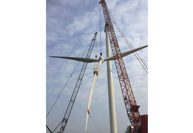 Pressebild: Mit den neuen Rotorblattklemmen kann die Deutsche Windtechnik den Rotorstern beim Großkomponentenwechsel noch einfacher und sicherer (de)montieren.