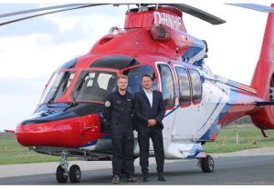 Pressebild: New helicopter, CAMO member (left), CFO Armin Ortmann (right) / © Northern HeliCopter GmbH