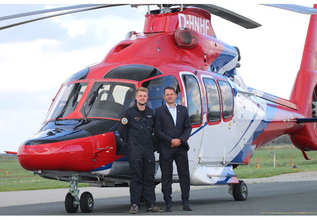 Pressebild: New helicopter, CAMO member (left), CFO Armin Ortmann (right) / © Northern HeliCopter GmbH