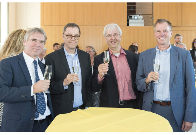 Pressebild: Präsident Holger Hanselka mit Martin Wegener, Sprecher des Clusters zu 3D Designer-Materialien und Helmut Ehrenberg, einer der Sprecher des Clusters zu Energiespeichern sowie Vizepräsident Oliver Kraft (v.l.n.r.; Foto: Amadeus Bramsiepe, KIT)
