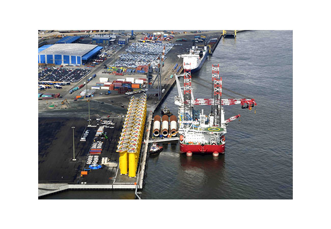 Pressebild: Niedersachsens Seehäfen sind Spezialisten sowohl für die logistische Abwicklung von Onshore-Windenergieanlagen als auch von Offshore-Projekten. Verladung von Transitionpieces und Monopiles am LP 4 in Cuxhaven (Bild). Bild: Cuxport GmbH
