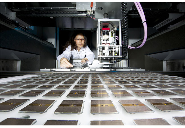 Pressebild: © Fraunhofer ISE/Foto: Thomas Klink Bestückung von Konzentratorsolarzellen-Baugruppen.