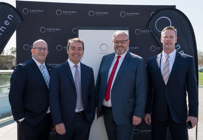 PB: Zur offiziellen Bekanntgabe der neuen Fabrik in Adelaide und des 100-Millionen-Dollar-Förderprogramms erschienen ranghohe Vertreter der Politik: David Ridgway (Handelsminister Südaustralien), Steven Marshall (Premierminister Südaustralien), Christoph Ostermann (CEO und Gründer sonnen), Daniel van Holst Pellekaan (Energieminister Südaustralien)