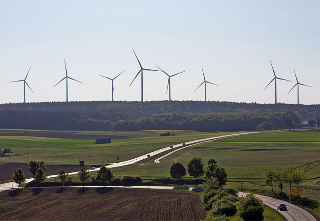BU: Die Windparks Reichertshüll und Workerszeller Forst zwischen Nürnberg und Ingolstadt bilden zusammen den größten Waldwindpark in Bayern. / © Herbert Grabe / OSTWIND