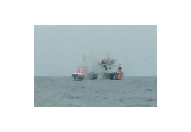 PB: Der Seenotrettungskreuzer BREMEN der DGzRS ist beim Havaristen „World Bora“ längsseits gegangen. An Bord hat es im Maschinenraum gebrannt. Foto: Wasserschutzpolizei Sassnitz (Hinweis: Auf dem Bild ist kein Rauch zu sehen. Es handelt sich offenbar um einen Fleck auf der Scheibe des Schiffes, von dem aus das Foto aufgenommen wurde.)