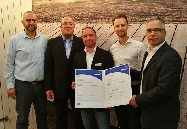 Pressebild: v.li.n.re.: Marvin Feulner (HSEQ-Manager DWAG), Sören Hoppe (TÜV Nord Cert), Mario Steffensen, Björn Koch, Joachim Fröhlich (alle Auctoritec GmbH) © Auctoritec GmbH