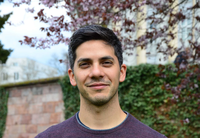 Pressebild: Dr. Diego Andrada erforscht, wie chemische Elemente aus den Gruppen 13 und 15 auf innovative Weise so miteinander kombiniert werden können, dass sie Silicium als Halbleitermaterial ersetzen könnten. Dafür wird er nun von der Europäischen Union gefördert. Foto: Andrada