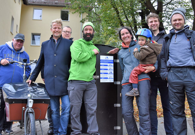 Bildunterschrift: Die Akteure des E-Lastenrad-Projektes freuen sich (v.l.n.r.): Jürgen Lunau (Lastenrad-Betreuer), John Krieger (SBV Flensburg), Klaus Schrader (Klimapakt Flensburg), Timo Schmidt (ADFC-Flensburg), Hanna Köster (SCS Hohmeyer), Martin Beer (Klimaschutzmanager Stadt Flensburg) und Stefan Kowalke (Arroba IT).