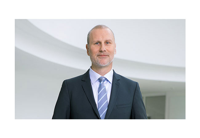 Pressebild: Martin Stüttem, Vorstandsmitglied Leoni AG file.title Martin Stüttem, Vorstandsmitglied Leoni AG Dr. Heiner Schunk, Sprecher Bereichsvorstand Diehl Metall Leoni und Diehl gehen eine strategische Partnerschaft für Batterie-Systeme für Elektro- und Hybridfahrzeuge ein: „Wir sind zuversichtlich, unseren Kunden im wachsenden Markt für alternative Antriebe neue attraktive Lösungen anzubieten“, sagt Martin Stüttem, Vorstandsmitglied der Leoni AG mit Verantwortung für den Unternehmensbereich Bordnetz-Systeme.