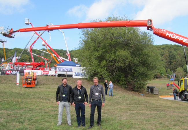 Pressebild: Der neue SKYperformance STEIGER® T 900 HF von Hüffermann bietet bis zu 42 m Reichweite. v.l.n.r.: Kristof Bramlage (Leiter Disposition, Hüffermann), Daniel Janssen (Geschäftsführer, Hüffermann), Christian Roß (Vertriebsleiter Deutschland, RUTHMANN)