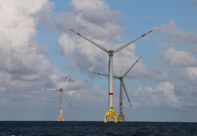 Bildunterschrift: Drei von insgesamt siebzig Windkraftanlagen des Windparks Wikinger (©Iberdrola & MaR)