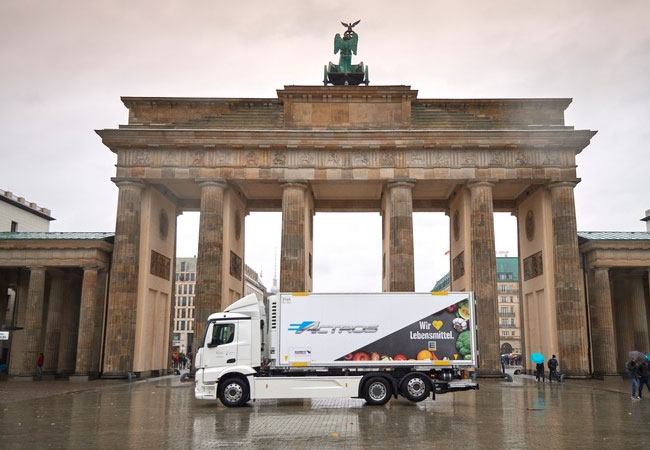 Pressebild: Ein Jahr lang wird EDEKA einen vollelektrischen eActros-Lkw im Berliner Stadtgebiet erproben. Vollelektrische Versorgung von Supermärkten in Berlin.