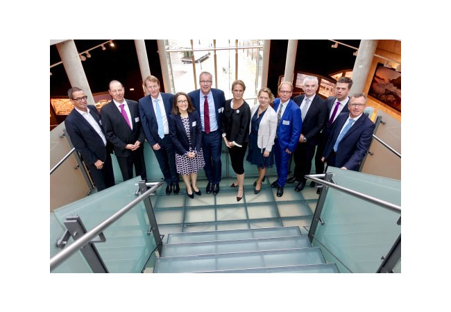 PB: Die Teilnehmer des Energiegipfels im Vorfeld des 22. Deutsch Norwegischen Energieforums. Gastgeber ist der Botschafter Norwegens in Deutschland, Petter Ølberg (Bildmitte). / Fotograf / Quelle Quelle: Innovation Norway Germany