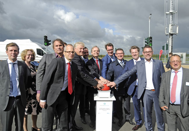 Pressebild: Startschuss für die Mobilität der Zukunft. Eröffnung von CERMcity durch (von links mit der Hand am Buzzer): Professor Pim von der Jagt, Dirk Adamczyk, Wolfgang Spelthahn, Guido Weissbrich, Thomas Rachel, Professor Lutz Eckstein, Micha Lesemann.