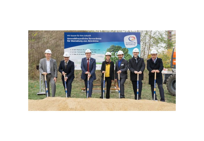 PB: Per Spaten starteten Kai Lehmann (GF Service Gesellschaft Sachsen-Anhalt Süd, li.), Guido Langer (GF Stadtwerke Merseburg, 2.v.li.), Dr. Hansjörg Roll (Vorstand MVV, 2.v.re.), Jens Bühligen (OB der Stadt Merseburg, re.) und das Team das Projekt.
