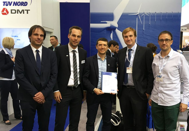Pressebild: Zufriedene Gesichter zur Zertifikatsübergabe auf der WindEnergy Hamburg 2018. (Bild: TÜV NORD)